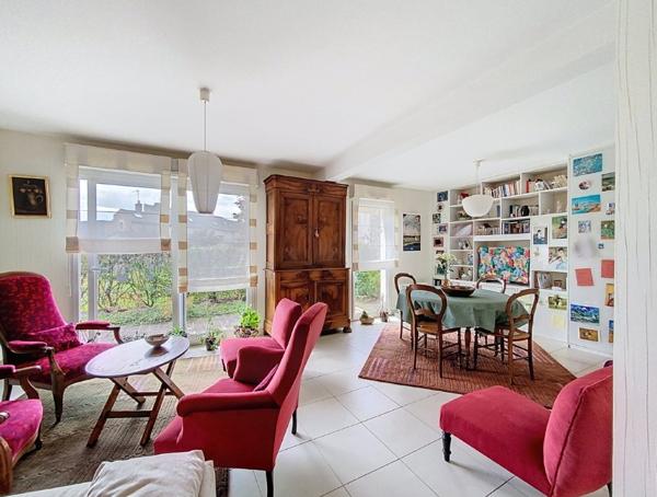 A vendre entre la rue Saint Jacques et le front de Maine. Appartement type 4 rez-de-chaussée avec terrasse et jardinet privatif. 2 Chambres, possibilité 3, cuisine aménagée équipée, garage privatif en sous-sol.