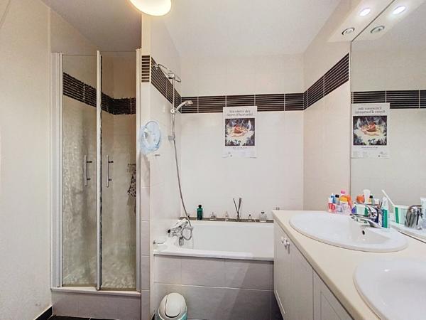 A vendre entre la rue Saint Jacques et le front de Maine. Appartement type 4 rez-de-chaussée avec terrasse et jardinet privatif. 2 Chambres, possibilité 3, cuisine aménagée équipée, garage privatif en sous-sol.