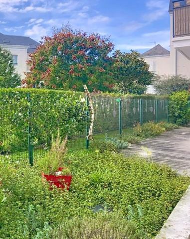 A vendre entre la rue Saint Jacques et le front de Maine. Appartement type 4 rez-de-chaussée avec terrasse et jardinet privatif. 2 Chambres, possibilité 3, cuisine aménagée équipée, garage privatif en sous-sol.