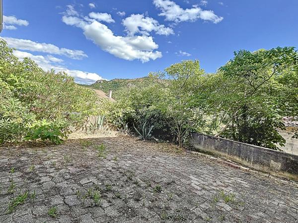 Maison Saint Julien En Saint Alban 5 chambres et jardin, jolie vue, quartier calme, sous sol, panneaux photovoltaïques.