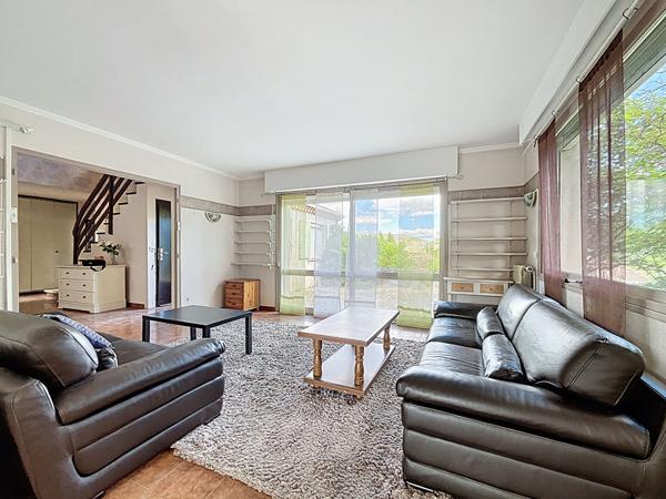 Maison Saint Julien En Saint Alban 5 chambres et jardin, jolie vue, quartier calme, sous sol, panneaux photovoltaïques.