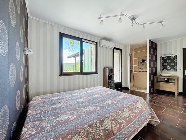 Maison Saint Julien En Saint Alban 5 chambres et jardin, jolie vue, quartier calme, sous sol, panneaux photovoltaïques.