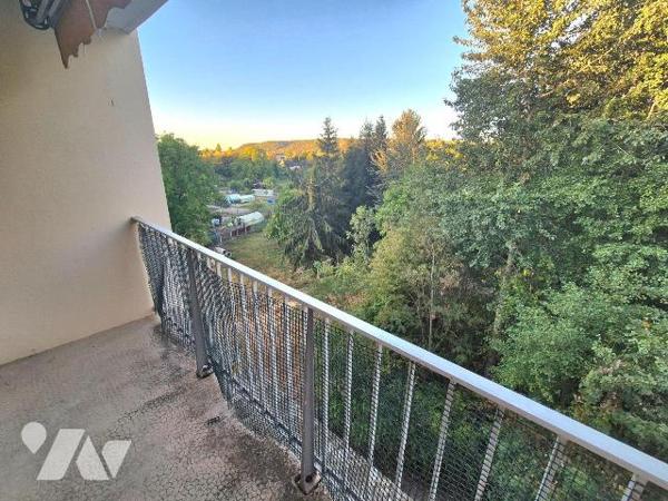 Appartement T2 entièrement meublé clefs en mains, sans travaux et libre de tout locataire. Il e...