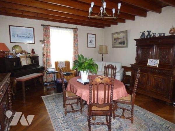 Bourg, maison en pierre et masse sous ardoises, comprenant :
Au rez-de-chaussée : salon, cuisi...