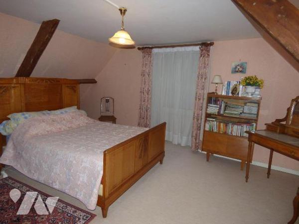 Bourg, maison en pierre et masse sous ardoises, comprenant :
Au rez-de-chaussée : salon, cuisi...