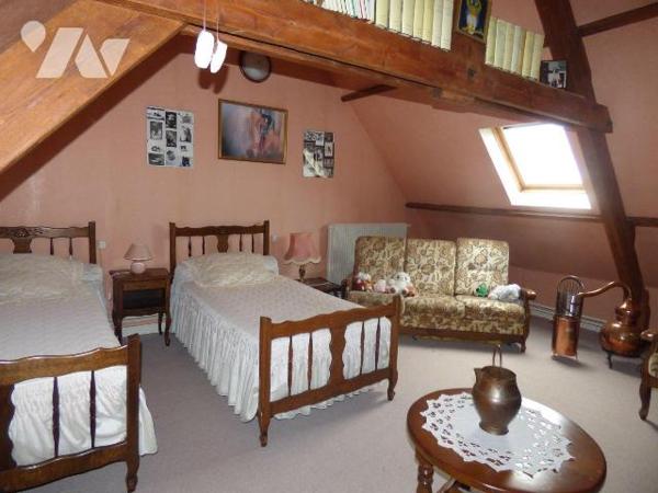 Bourg, maison en pierre et masse sous ardoises, comprenant :
Au rez-de-chaussée : salon, cuisi...