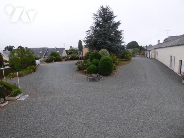 Bourg, maison en pierre et masse sous ardoises, comprenant :
Au rez-de-chaussée : salon, cuisi...