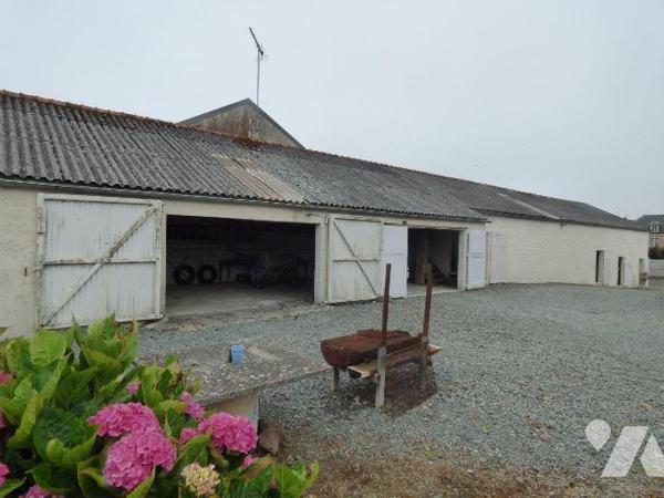 Bourg, maison en pierre et masse sous ardoises, comprenant :
Au rez-de-chaussée : salon, cuisi...