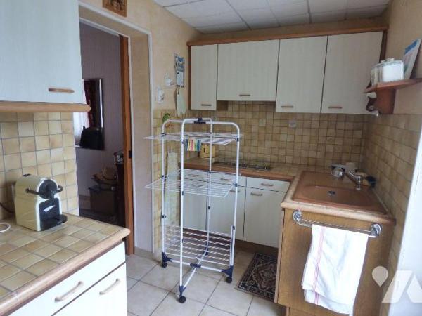 Bourg, maison en pierre et masse sous ardoises, comprenant :
Au rez-de-chaussée : salon, cuisi...