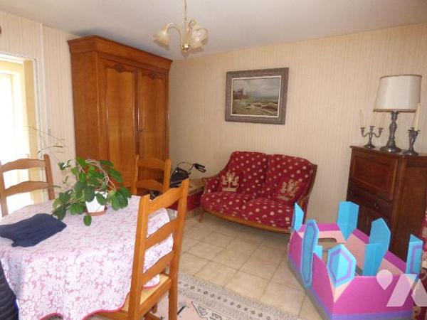 Bourg, maison en pierre et masse sous ardoises, comprenant :
Au rez-de-chaussée : salon, cuisi...