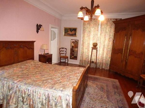 Bourg, maison en pierre et masse sous ardoises, comprenant :
Au rez-de-chaussée : salon, cuisi...