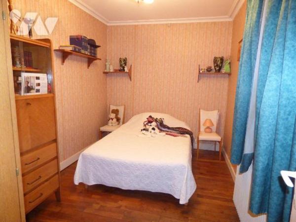 Bourg, maison en pierre et masse sous ardoises, comprenant :
Au rez-de-chaussée : salon, cuisi...