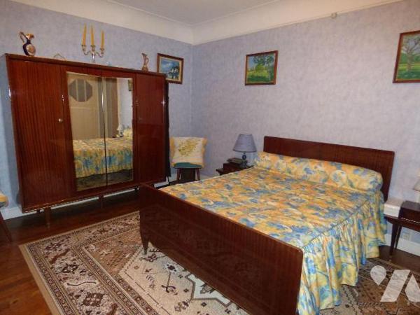 Bourg, maison en pierre et masse sous ardoises, comprenant :
Au rez-de-chaussée : salon, cuisi...