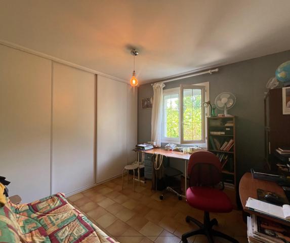 Maison lumineuse avec piscine, sous-sol intégral et jardin – proche Ribérac centre