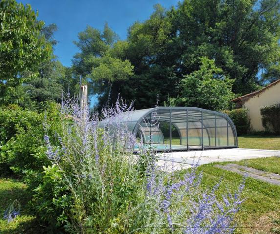 Maison lumineuse avec piscine, sous-sol intégral et jardin – proche Ribérac centre