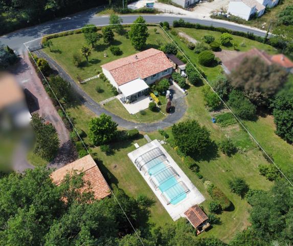 Maison lumineuse avec piscine, sous-sol intégral et jardin – proche Ribérac centre