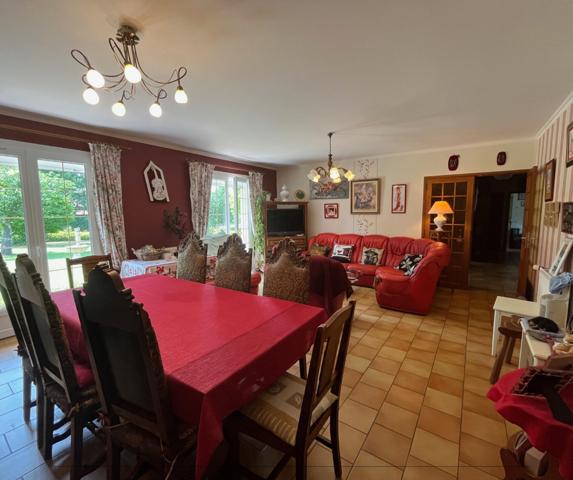 Maison lumineuse avec piscine, sous-sol intégral et jardin – proche Ribérac centre