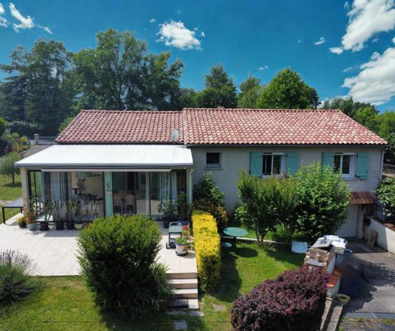 Maison lumineuse avec piscine, sous-sol intégral et jardin – proche Ribérac centre