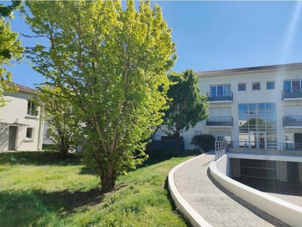 T2, parking souterrain, piscine 178 000 € H.A.I.*