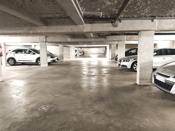 T2, parking souterrain, piscine 178 000 € H.A.I.*