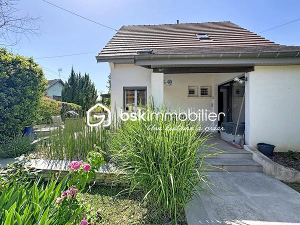TROP TARD SOUS OFFRE! VOUS SOUHAITEZ VENDRE VOTRE MAISON? CONTACTEZ MOI
✨En Exclusivité chez BSK Immobilier! Découvrez cette charmante maison des années 60, édifiée sur un sous-sol complet, située dans un environnement calme et recherché, à l'abri des regards.

🏠Dès l'entrée, vous serez accueilli par une véranda lumineuse. Le rez-de-chaussée comprend également une seconde entrée, un agréable salon-séjour avec accès direct à la terrasse, une cuisine aménagée et équipée ainsi qu'un WC indépendant.

À l'étage, un palier dessert trois chambres, une salle de bain.

Le sous-sol complet offre de beaux espaces annexes comprenant un garage pour une voiture, une buanderie/chaufferie, une cave et un espace de stockage.

À l'extérieur, un carport permet de stationner un second véhicule. Vous profiterez également d'un terrain entièrement clos, sans vis-à-vis, dans un cadre paisible, idéal pour les moments de détente en famille.

❤️ Les atouts de ce bien :
Fenêtres PVC double vitrage avec volets roulants isolés et centralisés
Électricité  refaite
Climatisation réversible
Bordures de toit et frisette en alu 
Deux belles terrasses pour profiter pleinement des extérieurs
Sous-sol complet
Garage et carport
Terrain clos et sans vis-à-vis
Environnement calme

⛳️ A seulement 10 minutes du centre ville, à proximité de l'arrêt de bus, de l'autoroute et du centre commercial.

Cette maison entretenue avec soin offre un cadre de vie agréable et de belles prestations. Une opportunité à ne pas manquer ! Contactez-moi pour plus de renseignements.