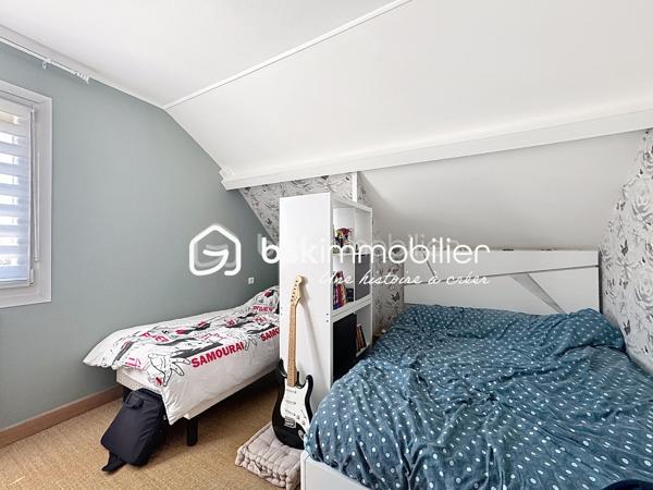 TROP TARD SOUS OFFRE! VOUS SOUHAITEZ VENDRE VOTRE MAISON? CONTACTEZ MOI
✨En Exclusivité chez BSK Immobilier! Découvrez cette charmante maison des années 60, édifiée sur un sous-sol complet, située dans un environnement calme et recherché, à l'abri des regards.

🏠Dès l'entrée, vous serez accueilli par une véranda lumineuse. Le rez-de-chaussée comprend également une seconde entrée, un agréable salon-séjour avec accès direct à la terrasse, une cuisine aménagée et équipée ainsi qu'un WC indépendant.

À l'étage, un palier dessert trois chambres, une salle de bain.

Le sous-sol complet offre de beaux espaces annexes comprenant un garage pour une voiture, une buanderie/chaufferie, une cave et un espace de stockage.

À l'extérieur, un carport permet de stationner un second véhicule. Vous profiterez également d'un terrain entièrement clos, sans vis-à-vis, dans un cadre paisible, idéal pour les moments de détente en famille.

❤️ Les atouts de ce bien :
Fenêtres PVC double vitrage avec volets roulants isolés et centralisés
Électricité  refaite
Climatisation réversible
Bordures de toit et frisette en alu 
Deux belles terrasses pour profiter pleinement des extérieurs
Sous-sol complet
Garage et carport
Terrain clos et sans vis-à-vis
Environnement calme

⛳️ A seulement 10 minutes du centre ville, à proximité de l'arrêt de bus, de l'autoroute et du centre commercial.

Cette maison entretenue avec soin offre un cadre de vie agréable et de belles prestations. Une opportunité à ne pas manquer ! Contactez-moi pour plus de renseignements.