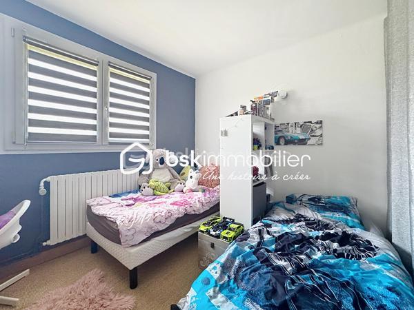 TROP TARD SOUS OFFRE! VOUS SOUHAITEZ VENDRE VOTRE MAISON? CONTACTEZ MOI
✨En Exclusivité chez BSK Immobilier! Découvrez cette charmante maison des années 60, édifiée sur un sous-sol complet, située dans un environnement calme et recherché, à l'abri des regards.

🏠Dès l'entrée, vous serez accueilli par une véranda lumineuse. Le rez-de-chaussée comprend également une seconde entrée, un agréable salon-séjour avec accès direct à la terrasse, une cuisine aménagée et équipée ainsi qu'un WC indépendant.

À l'étage, un palier dessert trois chambres, une salle de bain.

Le sous-sol complet offre de beaux espaces annexes comprenant un garage pour une voiture, une buanderie/chaufferie, une cave et un espace de stockage.

À l'extérieur, un carport permet de stationner un second véhicule. Vous profiterez également d'un terrain entièrement clos, sans vis-à-vis, dans un cadre paisible, idéal pour les moments de détente en famille.

❤️ Les atouts de ce bien :
Fenêtres PVC double vitrage avec volets roulants isolés et centralisés
Électricité  refaite
Climatisation réversible
Bordures de toit et frisette en alu 
Deux belles terrasses pour profiter pleinement des extérieurs
Sous-sol complet
Garage et carport
Terrain clos et sans vis-à-vis
Environnement calme

⛳️ A seulement 10 minutes du centre ville, à proximité de l'arrêt de bus, de l'autoroute et du centre commercial.

Cette maison entretenue avec soin offre un cadre de vie agréable et de belles prestations. Une opportunité à ne pas manquer ! Contactez-moi pour plus de renseignements.