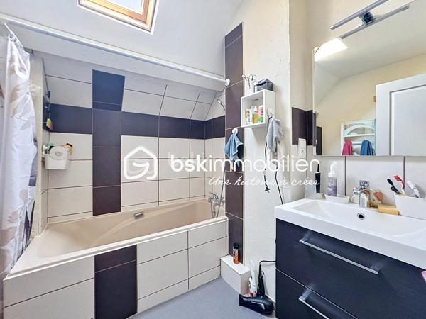 TROP TARD SOUS OFFRE! VOUS SOUHAITEZ VENDRE VOTRE MAISON? CONTACTEZ MOI
✨En Exclusivité chez BSK Immobilier! Découvrez cette charmante maison des années 60, édifiée sur un sous-sol complet, située dans un environnement calme et recherché, à l'abri des regards.

🏠Dès l'entrée, vous serez accueilli par une véranda lumineuse. Le rez-de-chaussée comprend également une seconde entrée, un agréable salon-séjour avec accès direct à la terrasse, une cuisine aménagée et équipée ainsi qu'un WC indépendant.

À l'étage, un palier dessert trois chambres, une salle de bain.

Le sous-sol complet offre de beaux espaces annexes comprenant un garage pour une voiture, une buanderie/chaufferie, une cave et un espace de stockage.

À l'extérieur, un carport permet de stationner un second véhicule. Vous profiterez également d'un terrain entièrement clos, sans vis-à-vis, dans un cadre paisible, idéal pour les moments de détente en famille.

❤️ Les atouts de ce bien :
Fenêtres PVC double vitrage avec volets roulants isolés et centralisés
Électricité  refaite
Climatisation réversible
Bordures de toit et frisette en alu 
Deux belles terrasses pour profiter pleinement des extérieurs
Sous-sol complet
Garage et carport
Terrain clos et sans vis-à-vis
Environnement calme

⛳️ A seulement 10 minutes du centre ville, à proximité de l'arrêt de bus, de l'autoroute et du centre commercial.

Cette maison entretenue avec soin offre un cadre de vie agréable et de belles prestations. Une opportunité à ne pas manquer ! Contactez-moi pour plus de renseignements.