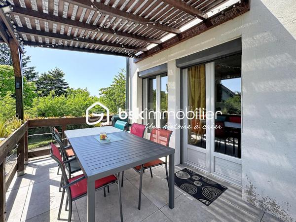 TROP TARD SOUS OFFRE! VOUS SOUHAITEZ VENDRE VOTRE MAISON? CONTACTEZ MOI
✨En Exclusivité chez BSK Immobilier! Découvrez cette charmante maison des années 60, édifiée sur un sous-sol complet, située dans un environnement calme et recherché, à l'abri des regards.

🏠Dès l'entrée, vous serez accueilli par une véranda lumineuse. Le rez-de-chaussée comprend également une seconde entrée, un agréable salon-séjour avec accès direct à la terrasse, une cuisine aménagée et équipée ainsi qu'un WC indépendant.

À l'étage, un palier dessert trois chambres, une salle de bain.

Le sous-sol complet offre de beaux espaces annexes comprenant un garage pour une voiture, une buanderie/chaufferie, une cave et un espace de stockage.

À l'extérieur, un carport permet de stationner un second véhicule. Vous profiterez également d'un terrain entièrement clos, sans vis-à-vis, dans un cadre paisible, idéal pour les moments de détente en famille.

❤️ Les atouts de ce bien :
Fenêtres PVC double vitrage avec volets roulants isolés et centralisés
Électricité  refaite
Climatisation réversible
Bordures de toit et frisette en alu 
Deux belles terrasses pour profiter pleinement des extérieurs
Sous-sol complet
Garage et carport
Terrain clos et sans vis-à-vis
Environnement calme

⛳️ A seulement 10 minutes du centre ville, à proximité de l'arrêt de bus, de l'autoroute et du centre commercial.

Cette maison entretenue avec soin offre un cadre de vie agréable et de belles prestations. Une opportunité à ne pas manquer ! Contactez-moi pour plus de renseignements.
