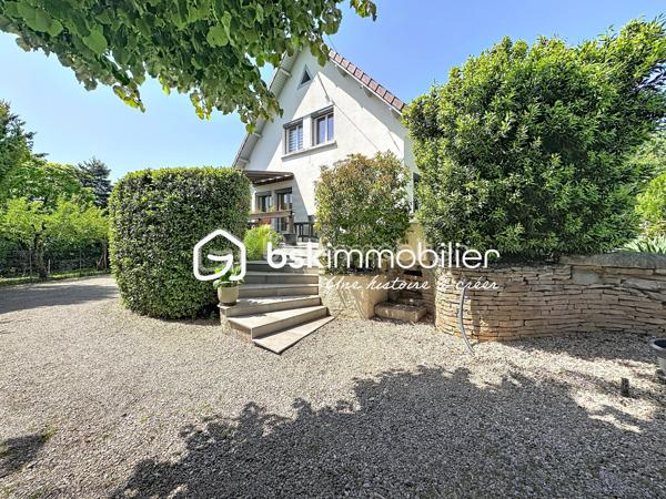 TROP TARD SOUS OFFRE! VOUS SOUHAITEZ VENDRE VOTRE MAISON? CONTACTEZ MOI
✨En Exclusivité chez BSK Immobilier! Découvrez cette charmante maison des années 60, édifiée sur un sous-sol complet, située dans un environnement calme et recherché, à l'abri des regards.

🏠Dès l'entrée, vous serez accueilli par une véranda lumineuse. Le rez-de-chaussée comprend également une seconde entrée, un agréable salon-séjour avec accès direct à la terrasse, une cuisine aménagée et équipée ainsi qu'un WC indépendant.

À l'étage, un palier dessert trois chambres, une salle de bain.

Le sous-sol complet offre de beaux espaces annexes comprenant un garage pour une voiture, une buanderie/chaufferie, une cave et un espace de stockage.

À l'extérieur, un carport permet de stationner un second véhicule. Vous profiterez également d'un terrain entièrement clos, sans vis-à-vis, dans un cadre paisible, idéal pour les moments de détente en famille.

❤️ Les atouts de ce bien :
Fenêtres PVC double vitrage avec volets roulants isolés et centralisés
Électricité  refaite
Climatisation réversible
Bordures de toit et frisette en alu 
Deux belles terrasses pour profiter pleinement des extérieurs
Sous-sol complet
Garage et carport
Terrain clos et sans vis-à-vis
Environnement calme

⛳️ A seulement 10 minutes du centre ville, à proximité de l'arrêt de bus, de l'autoroute et du centre commercial.

Cette maison entretenue avec soin offre un cadre de vie agréable et de belles prestations. Une opportunité à ne pas manquer ! Contactez-moi pour plus de renseignements.
