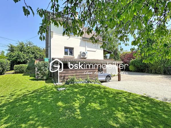 TROP TARD SOUS OFFRE! VOUS SOUHAITEZ VENDRE VOTRE MAISON? CONTACTEZ MOI
✨En Exclusivité chez BSK Immobilier! Découvrez cette charmante maison des années 60, édifiée sur un sous-sol complet, située dans un environnement calme et recherché, à l'abri des regards.

🏠Dès l'entrée, vous serez accueilli par une véranda lumineuse. Le rez-de-chaussée comprend également une seconde entrée, un agréable salon-séjour avec accès direct à la terrasse, une cuisine aménagée et équipée ainsi qu'un WC indépendant.

À l'étage, un palier dessert trois chambres, une salle de bain.

Le sous-sol complet offre de beaux espaces annexes comprenant un garage pour une voiture, une buanderie/chaufferie, une cave et un espace de stockage.

À l'extérieur, un carport permet de stationner un second véhicule. Vous profiterez également d'un terrain entièrement clos, sans vis-à-vis, dans un cadre paisible, idéal pour les moments de détente en famille.

❤️ Les atouts de ce bien :
Fenêtres PVC double vitrage avec volets roulants isolés et centralisés
Électricité  refaite
Climatisation réversible
Bordures de toit et frisette en alu 
Deux belles terrasses pour profiter pleinement des extérieurs
Sous-sol complet
Garage et carport
Terrain clos et sans vis-à-vis
Environnement calme

⛳️ A seulement 10 minutes du centre ville, à proximité de l'arrêt de bus, de l'autoroute et du centre commercial.

Cette maison entretenue avec soin offre un cadre de vie agréable et de belles prestations. Une opportunité à ne pas manquer ! Contactez-moi pour plus de renseignements.