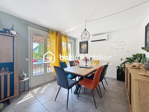TROP TARD SOUS OFFRE! VOUS SOUHAITEZ VENDRE VOTRE MAISON? CONTACTEZ MOI
✨En Exclusivité chez BSK Immobilier! Découvrez cette charmante maison des années 60, édifiée sur un sous-sol complet, située dans un environnement calme et recherché, à l'abri des regards.

🏠Dès l'entrée, vous serez accueilli par une véranda lumineuse. Le rez-de-chaussée comprend également une seconde entrée, un agréable salon-séjour avec accès direct à la terrasse, une cuisine aménagée et équipée ainsi qu'un WC indépendant.

À l'étage, un palier dessert trois chambres, une salle de bain.

Le sous-sol complet offre de beaux espaces annexes comprenant un garage pour une voiture, une buanderie/chaufferie, une cave et un espace de stockage.

À l'extérieur, un carport permet de stationner un second véhicule. Vous profiterez également d'un terrain entièrement clos, sans vis-à-vis, dans un cadre paisible, idéal pour les moments de détente en famille.

❤️ Les atouts de ce bien :
Fenêtres PVC double vitrage avec volets roulants isolés et centralisés
Électricité  refaite
Climatisation réversible
Bordures de toit et frisette en alu 
Deux belles terrasses pour profiter pleinement des extérieurs
Sous-sol complet
Garage et carport
Terrain clos et sans vis-à-vis
Environnement calme

⛳️ A seulement 10 minutes du centre ville, à proximité de l'arrêt de bus, de l'autoroute et du centre commercial.

Cette maison entretenue avec soin offre un cadre de vie agréable et de belles prestations. Une opportunité à ne pas manquer ! Contactez-moi pour plus de renseignements.