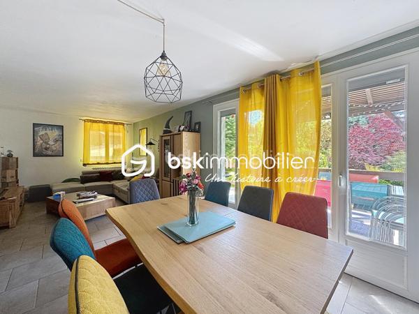 TROP TARD SOUS OFFRE! VOUS SOUHAITEZ VENDRE VOTRE MAISON? CONTACTEZ MOI
✨En Exclusivité chez BSK Immobilier! Découvrez cette charmante maison des années 60, édifiée sur un sous-sol complet, située dans un environnement calme et recherché, à l'abri des regards.

🏠Dès l'entrée, vous serez accueilli par une véranda lumineuse. Le rez-de-chaussée comprend également une seconde entrée, un agréable salon-séjour avec accès direct à la terrasse, une cuisine aménagée et équipée ainsi qu'un WC indépendant.

À l'étage, un palier dessert trois chambres, une salle de bain.

Le sous-sol complet offre de beaux espaces annexes comprenant un garage pour une voiture, une buanderie/chaufferie, une cave et un espace de stockage.

À l'extérieur, un carport permet de stationner un second véhicule. Vous profiterez également d'un terrain entièrement clos, sans vis-à-vis, dans un cadre paisible, idéal pour les moments de détente en famille.

❤️ Les atouts de ce bien :
Fenêtres PVC double vitrage avec volets roulants isolés et centralisés
Électricité  refaite
Climatisation réversible
Bordures de toit et frisette en alu 
Deux belles terrasses pour profiter pleinement des extérieurs
Sous-sol complet
Garage et carport
Terrain clos et sans vis-à-vis
Environnement calme

⛳️ A seulement 10 minutes du centre ville, à proximité de l'arrêt de bus, de l'autoroute et du centre commercial.

Cette maison entretenue avec soin offre un cadre de vie agréable et de belles prestations. Une opportunité à ne pas manquer ! Contactez-moi pour plus de renseignements.