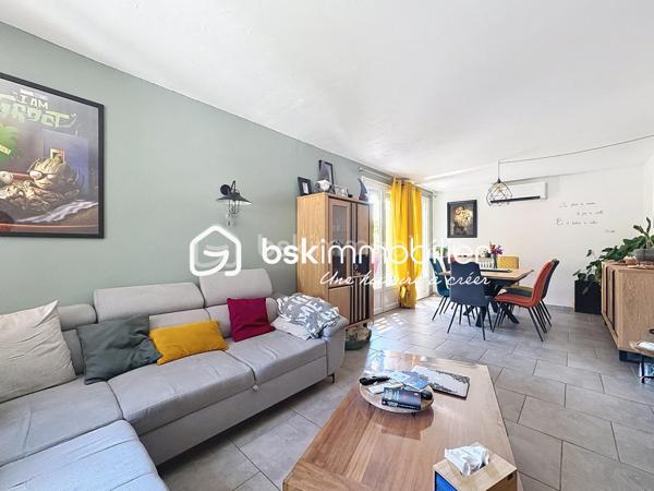 TROP TARD SOUS OFFRE! VOUS SOUHAITEZ VENDRE VOTRE MAISON? CONTACTEZ MOI
✨En Exclusivité chez BSK Immobilier! Découvrez cette charmante maison des années 60, édifiée sur un sous-sol complet, située dans un environnement calme et recherché, à l'abri des regards.

🏠Dès l'entrée, vous serez accueilli par une véranda lumineuse. Le rez-de-chaussée comprend également une seconde entrée, un agréable salon-séjour avec accès direct à la terrasse, une cuisine aménagée et équipée ainsi qu'un WC indépendant.

À l'étage, un palier dessert trois chambres, une salle de bain.

Le sous-sol complet offre de beaux espaces annexes comprenant un garage pour une voiture, une buanderie/chaufferie, une cave et un espace de stockage.

À l'extérieur, un carport permet de stationner un second véhicule. Vous profiterez également d'un terrain entièrement clos, sans vis-à-vis, dans un cadre paisible, idéal pour les moments de détente en famille.

❤️ Les atouts de ce bien :
Fenêtres PVC double vitrage avec volets roulants isolés et centralisés
Électricité  refaite
Climatisation réversible
Bordures de toit et frisette en alu 
Deux belles terrasses pour profiter pleinement des extérieurs
Sous-sol complet
Garage et carport
Terrain clos et sans vis-à-vis
Environnement calme

⛳️ A seulement 10 minutes du centre ville, à proximité de l'arrêt de bus, de l'autoroute et du centre commercial.

Cette maison entretenue avec soin offre un cadre de vie agréable et de belles prestations. Une opportunité à ne pas manquer ! Contactez-moi pour plus de renseignements.