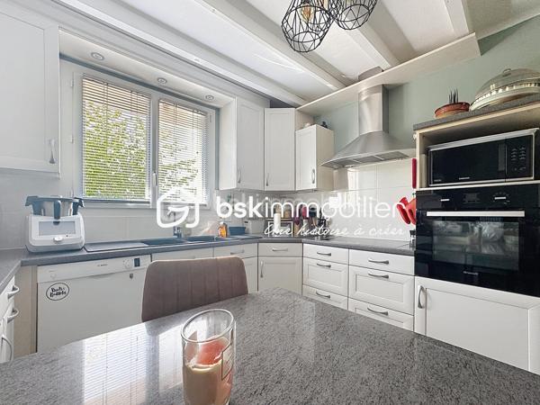 TROP TARD SOUS OFFRE! VOUS SOUHAITEZ VENDRE VOTRE MAISON? CONTACTEZ MOI
✨En Exclusivité chez BSK Immobilier! Découvrez cette charmante maison des années 60, édifiée sur un sous-sol complet, située dans un environnement calme et recherché, à l'abri des regards.

🏠Dès l'entrée, vous serez accueilli par une véranda lumineuse. Le rez-de-chaussée comprend également une seconde entrée, un agréable salon-séjour avec accès direct à la terrasse, une cuisine aménagée et équipée ainsi qu'un WC indépendant.

À l'étage, un palier dessert trois chambres, une salle de bain.

Le sous-sol complet offre de beaux espaces annexes comprenant un garage pour une voiture, une buanderie/chaufferie, une cave et un espace de stockage.

À l'extérieur, un carport permet de stationner un second véhicule. Vous profiterez également d'un terrain entièrement clos, sans vis-à-vis, dans un cadre paisible, idéal pour les moments de détente en famille.

❤️ Les atouts de ce bien :
Fenêtres PVC double vitrage avec volets roulants isolés et centralisés
Électricité  refaite
Climatisation réversible
Bordures de toit et frisette en alu 
Deux belles terrasses pour profiter pleinement des extérieurs
Sous-sol complet
Garage et carport
Terrain clos et sans vis-à-vis
Environnement calme

⛳️ A seulement 10 minutes du centre ville, à proximité de l'arrêt de bus, de l'autoroute et du centre commercial.

Cette maison entretenue avec soin offre un cadre de vie agréable et de belles prestations. Une opportunité à ne pas manquer ! Contactez-moi pour plus de renseignements.