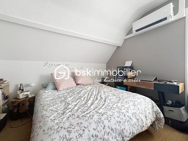 TROP TARD SOUS OFFRE! VOUS SOUHAITEZ VENDRE VOTRE MAISON? CONTACTEZ MOI
✨En Exclusivité chez BSK Immobilier! Découvrez cette charmante maison des années 60, édifiée sur un sous-sol complet, située dans un environnement calme et recherché, à l'abri des regards.

🏠Dès l'entrée, vous serez accueilli par une véranda lumineuse. Le rez-de-chaussée comprend également une seconde entrée, un agréable salon-séjour avec accès direct à la terrasse, une cuisine aménagée et équipée ainsi qu'un WC indépendant.

À l'étage, un palier dessert trois chambres, une salle de bain.

Le sous-sol complet offre de beaux espaces annexes comprenant un garage pour une voiture, une buanderie/chaufferie, une cave et un espace de stockage.

À l'extérieur, un carport permet de stationner un second véhicule. Vous profiterez également d'un terrain entièrement clos, sans vis-à-vis, dans un cadre paisible, idéal pour les moments de détente en famille.

❤️ Les atouts de ce bien :
Fenêtres PVC double vitrage avec volets roulants isolés et centralisés
Électricité  refaite
Climatisation réversible
Bordures de toit et frisette en alu 
Deux belles terrasses pour profiter pleinement des extérieurs
Sous-sol complet
Garage et carport
Terrain clos et sans vis-à-vis
Environnement calme

⛳️ A seulement 10 minutes du centre ville, à proximité de l'arrêt de bus, de l'autoroute et du centre commercial.

Cette maison entretenue avec soin offre un cadre de vie agréable et de belles prestations. Une opportunité à ne pas manquer ! Contactez-moi pour plus de renseignements.