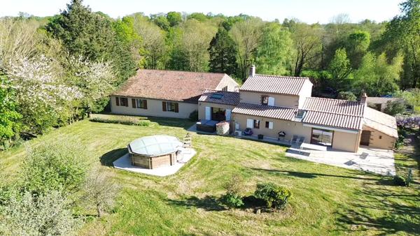 Maison en pierre de 222m² à vendre en campagne à proximité d'AIZENAY avec piscine et grange