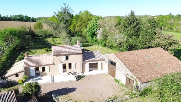 Maison en pierre de 222m² à vendre en campagne à proximité d'AIZENAY avec piscine et grange