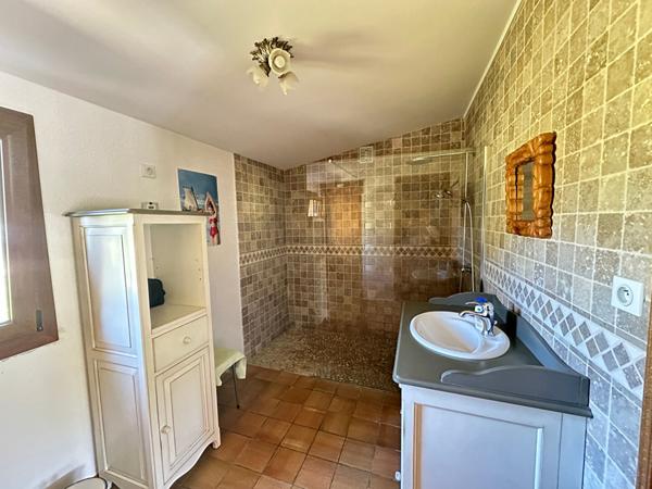 Maison en pierre de 222m² à vendre en campagne à proximité d'AIZENAY avec piscine et grange