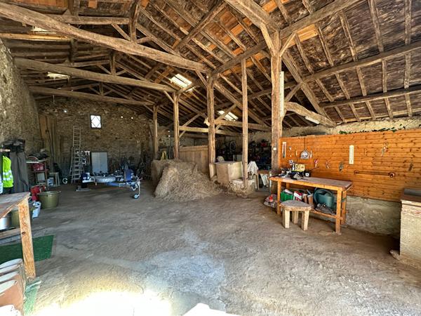 Maison en pierre de 222m² à vendre en campagne à proximité d'AIZENAY avec piscine et grange