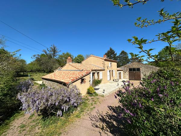 Maison en pierre de 222m² à vendre en campagne à proximité d'AIZENAY avec piscine et grange