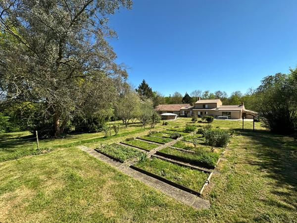 Maison en pierre de 222m² à vendre en campagne à proximité d'AIZENAY avec piscine et grange