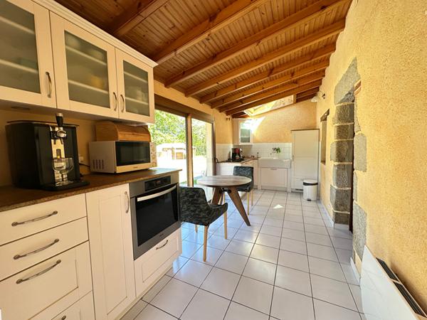 Maison en pierre de 222m² à vendre en campagne à proximité d'AIZENAY avec piscine et grange