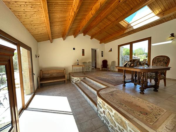 Maison en pierre de 222m² à vendre en campagne à proximité d'AIZENAY avec piscine et grange