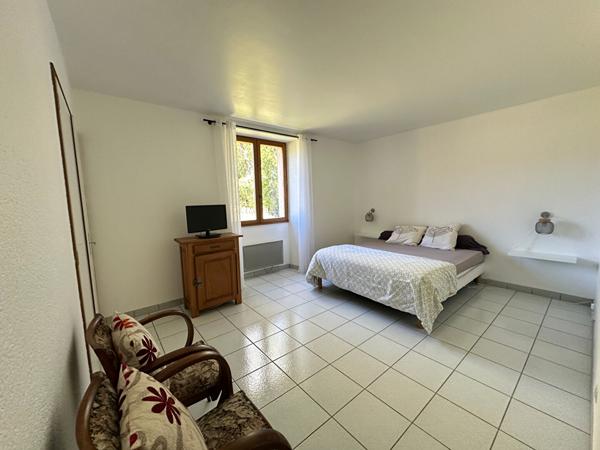 Maison en pierre de 222m² à vendre en campagne à proximité d'AIZENAY avec piscine et grange