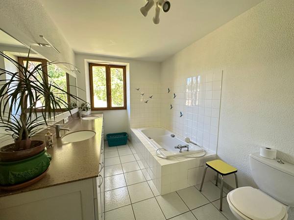 Maison en pierre de 222m² à vendre en campagne à proximité d'AIZENAY avec piscine et grange