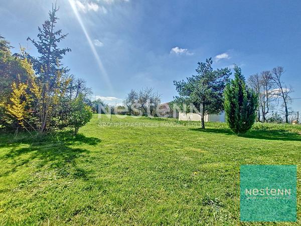 Terrain constructible, joliment arboré, dans un quartier calme à 5 minutes de Villeneuve-la-Guyard