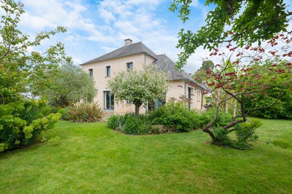 Maison à vendre LE RHEU - 8 pièces /220 m² Habitable/ 1500 m² de terrain / Double Garage