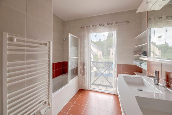 Maison à vendre LE RHEU - 8 pièces /220 m² Habitable/ 1500 m² de terrain / Double Garage