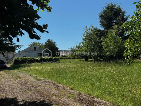 Dans un environnement verdoyant et paisible, découvrez cet ensemble immobilier à fort potentiel, implanté sur trois parcelles totalisant 2 652 m².

Le bien bénéficie d’une belle exposition et d’un vaste terrain arboré, offrant un cadre agréable, lumineux et préservé. Un véritable écrin de tranquillité pour imaginer un projet entièrement personnalisé.

Les bâtiments existants représentent environ 102 m² d’emprise bâtie cadastrale. Leurs différents volumes sont à réhabiliter et à repenser selon les besoins et les envies des futurs acquéreurs.

Cette propriété pourra ainsi se prêter à de nombreux projets : résidence principale, maison familiale, atelier, espace de stockage, activité professionnelle, investissement locatif ou réorganisation complète de l’ensemble.

Le terrain constitue l’un des principaux atouts de la propriété. Ses beaux espaces permettent d’envisager la création d’un jardin paysager, d’un potager, d’une terrasse, d’aires de stationnement ou de différents espaces de loisirs.

Situé dans le secteur apprécié de Saint-Hilaire-Saint-Florent, cet ensemble séduira les acquéreurs en quête de calme, d’espace et d’un bien offrant de nombreuses possibilités d’évolution.

Une propriété pleine de possibilités, idéale pour créer un lieu de vie ou développer un projet à votre image.